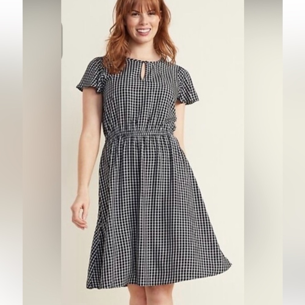 Old Navy Black & White Flutter Sleeve Dress 🌸